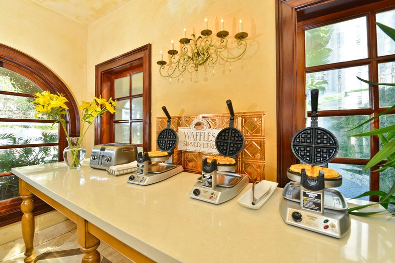 Best Western Plus Sunset Plaza - 802