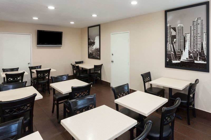 Super 8 By Wyndham San Diego Hotel Circle - 824