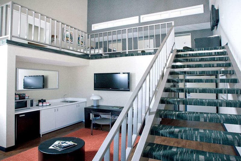 Ramada Plaza By Wyndham West Hollywood Hotel & Suites - 829