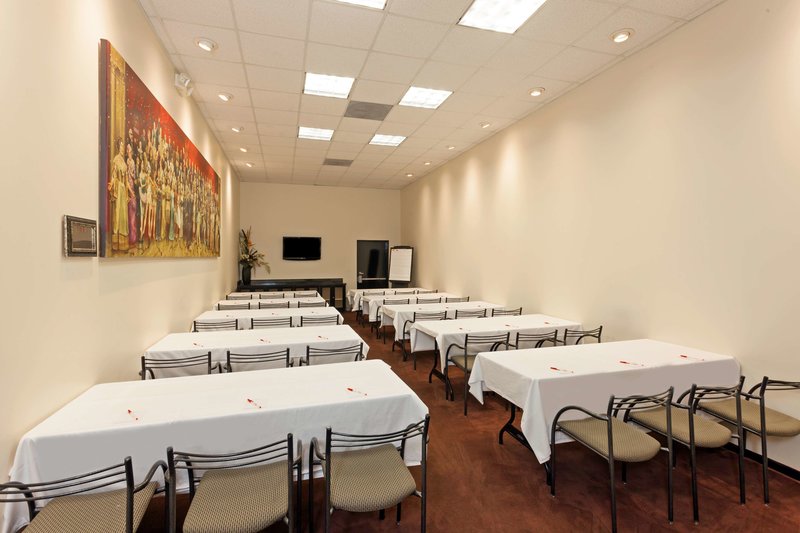 Ramada Plaza By Wyndham West Hollywood Hotel & Suites - 829