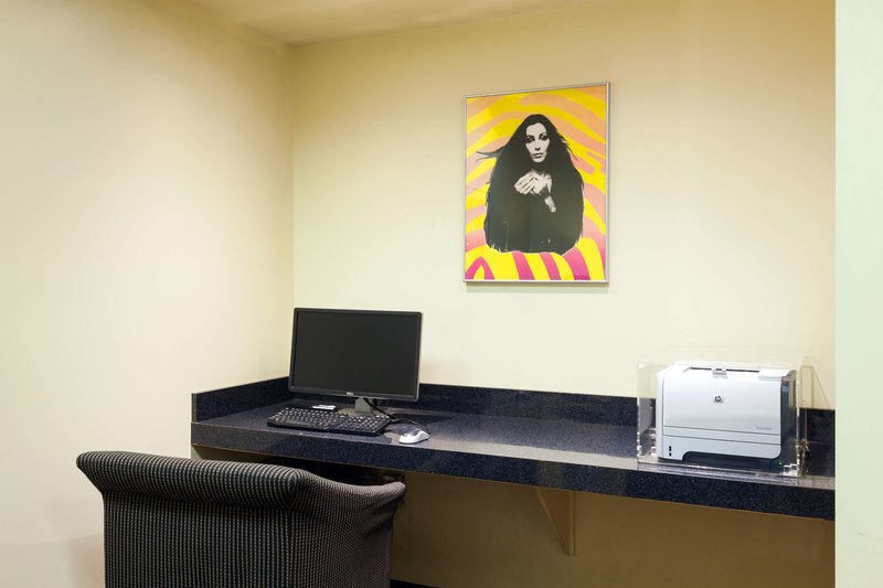 Ramada Plaza By Wyndham West Hollywood Hotel & Suites - 829