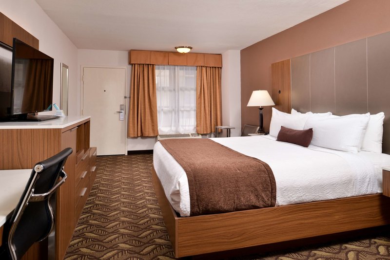 Best Western Airport Plaza Inn - 832