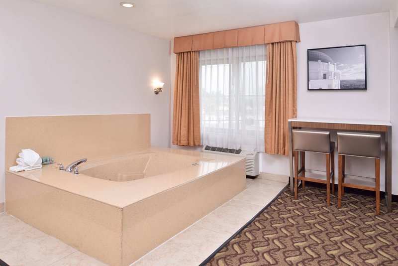 Best Western Airport Plaza Inn - 832