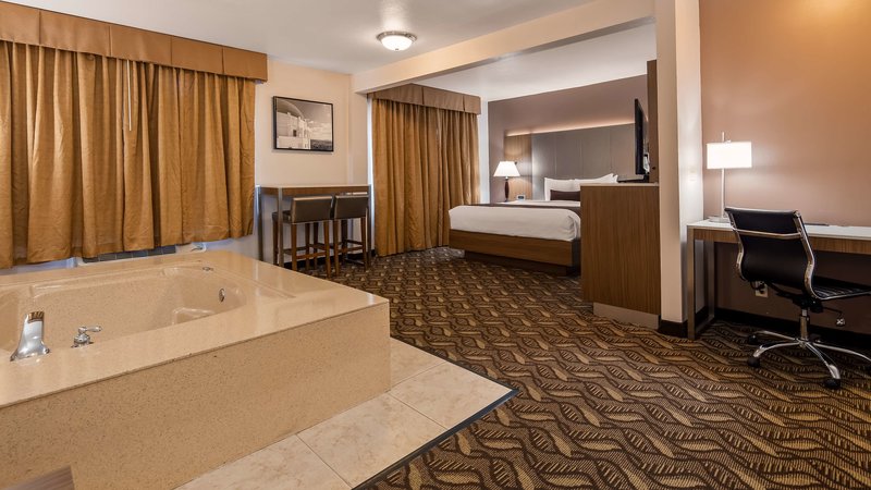 Best Western Airport Plaza Inn - 832