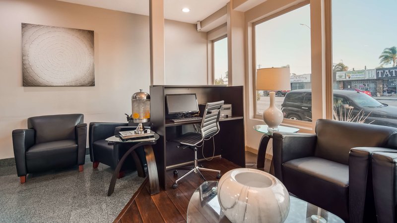 Best Western Airport Plaza Inn - 832