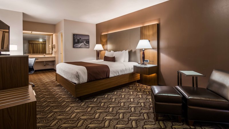 Best Western Airport Plaza Inn - 832