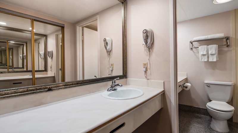 Best Western Airport Plaza Inn - 832