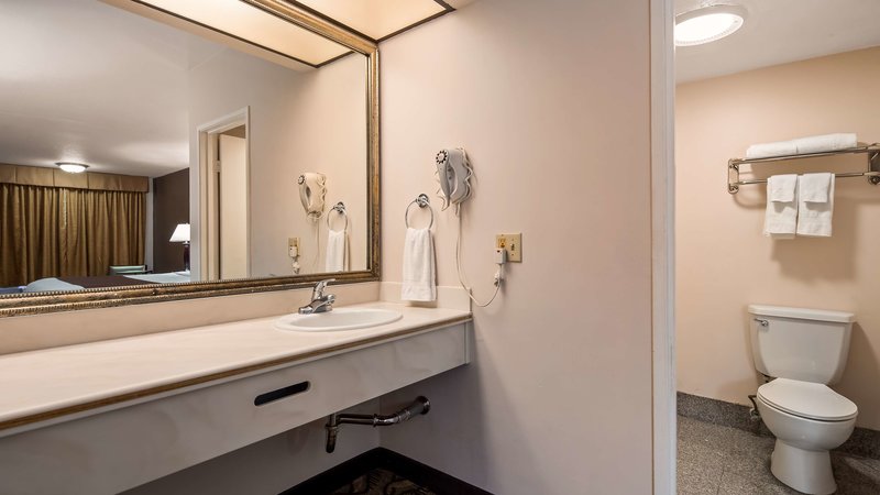 Best Western Airport Plaza Inn - 832