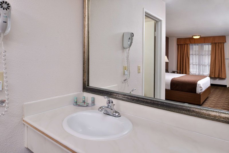 Best Western Airport Plaza Inn - 832