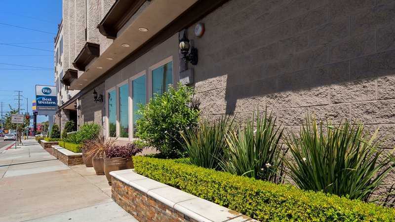 Best Western Airport Plaza Inn - 832