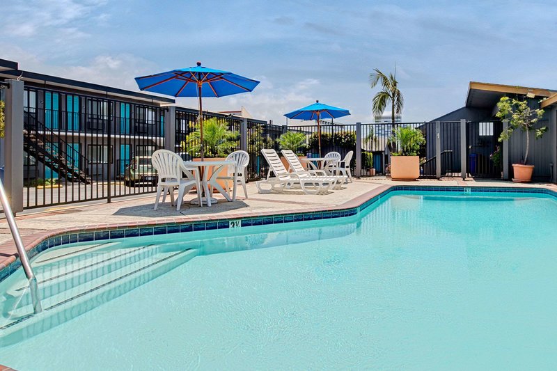 Travelodge By Wyndham Lax South - 836