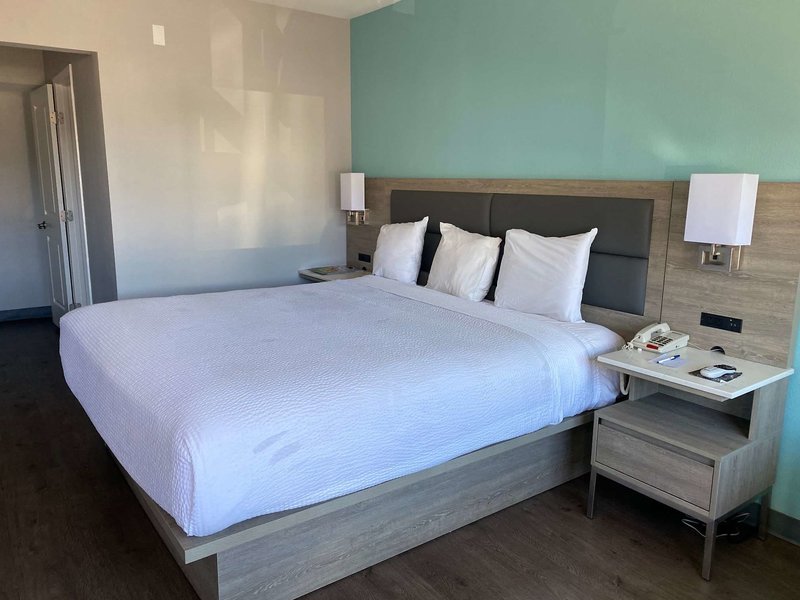 Travelodge By Wyndham Lax South - 836