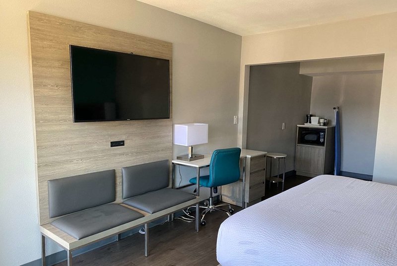 Travelodge By Wyndham Lax South - 836