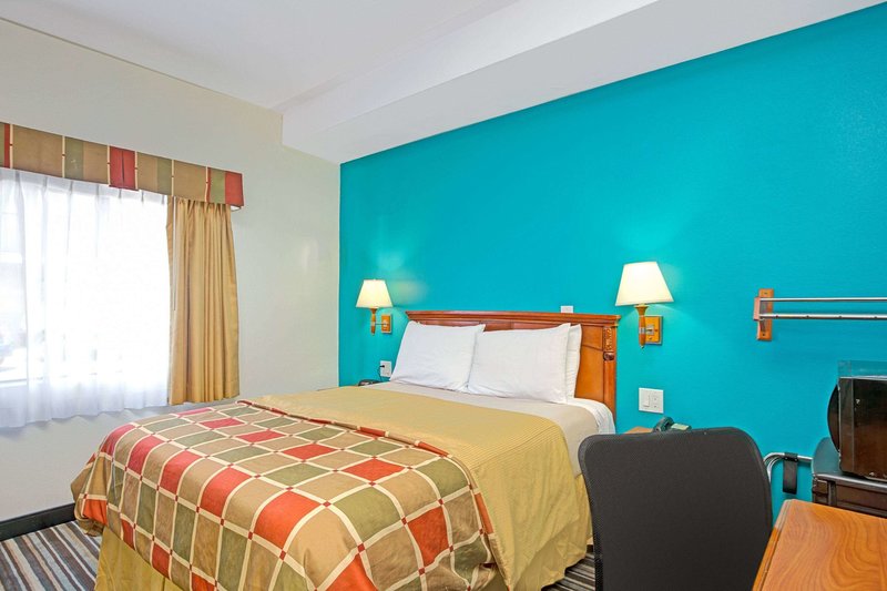 Travelodge By Wyndham Lax South - 836