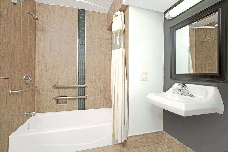 Travelodge By Wyndham Lax South - 836