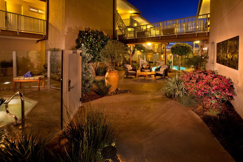 Best Western Plus Beach View Lodge - 490